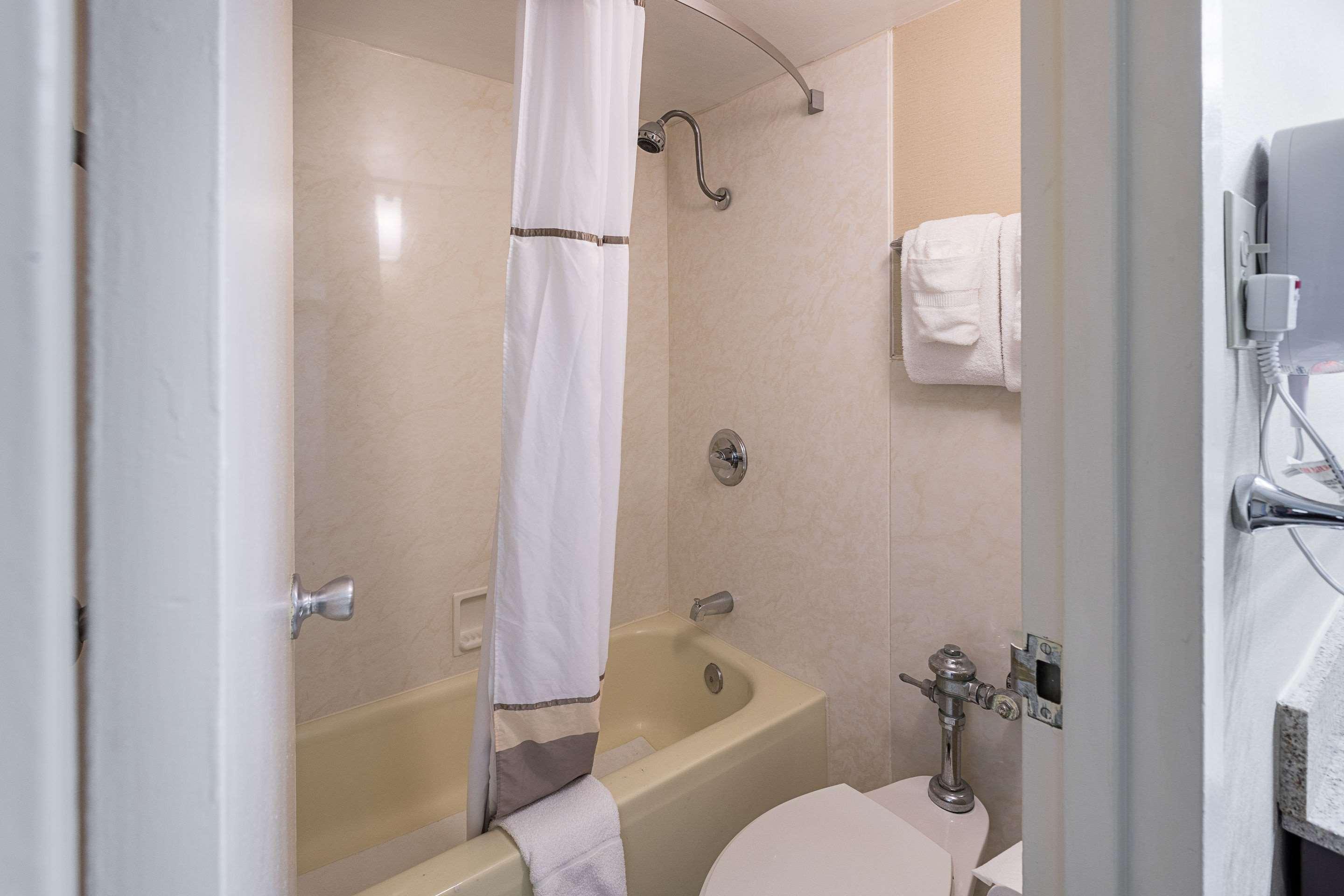 Quality Inn University Lansing Buitenkant foto