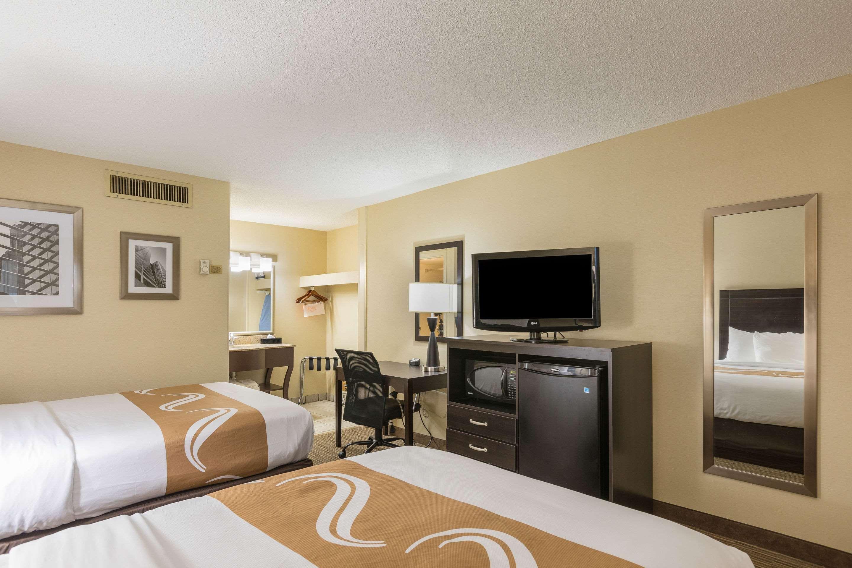 Quality Inn University Lansing Buitenkant foto