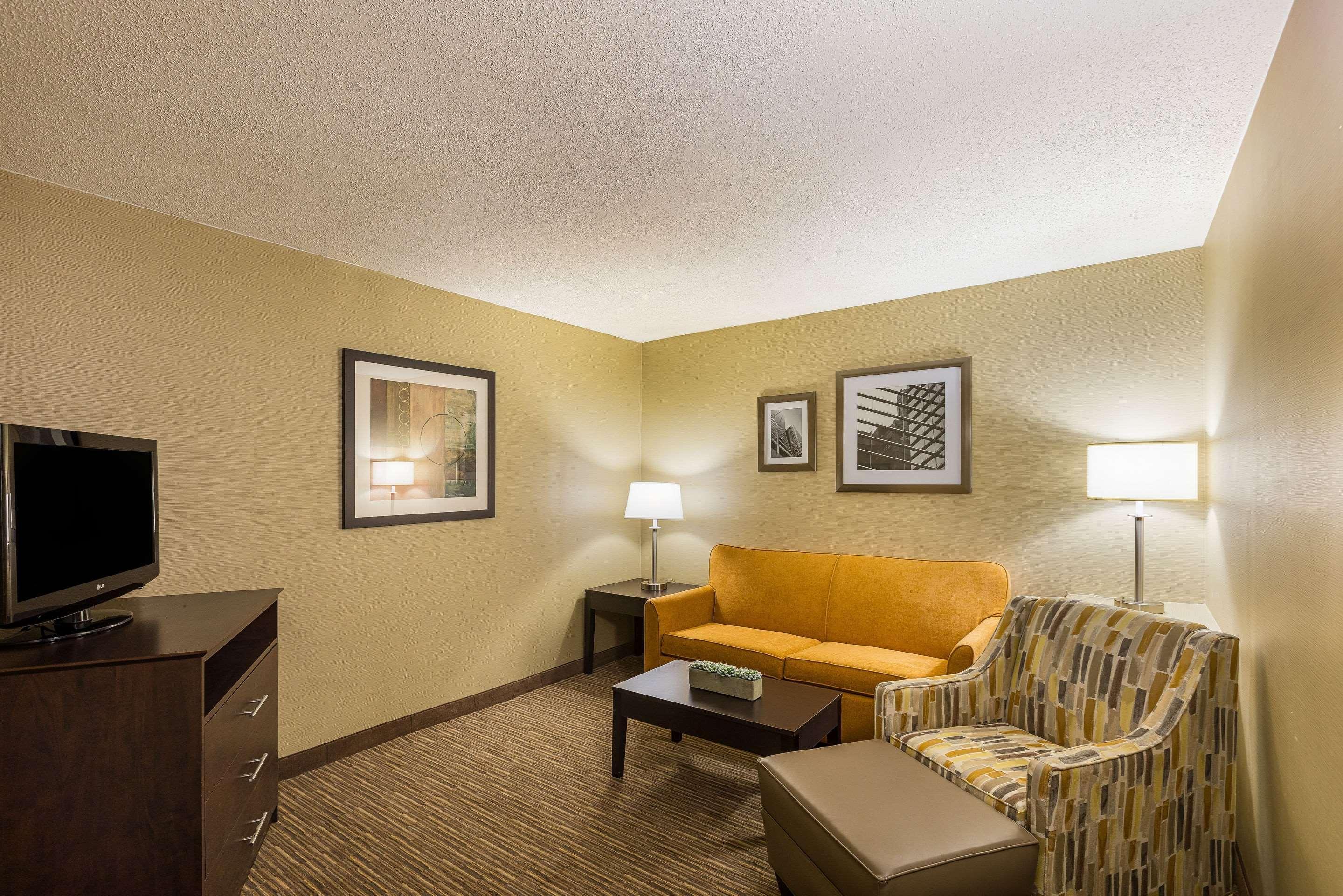 Quality Inn University Lansing Buitenkant foto