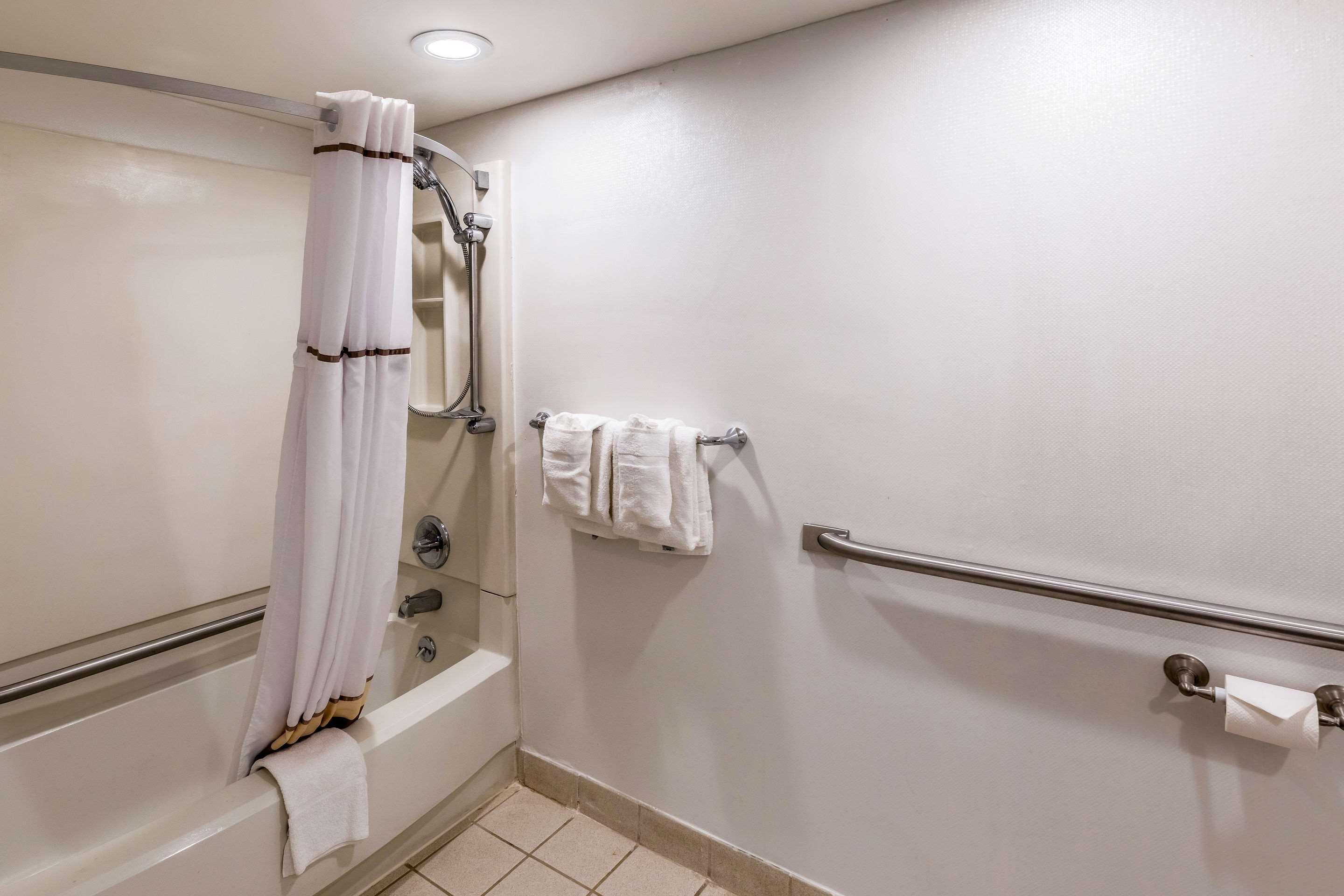 Quality Inn University Lansing Buitenkant foto