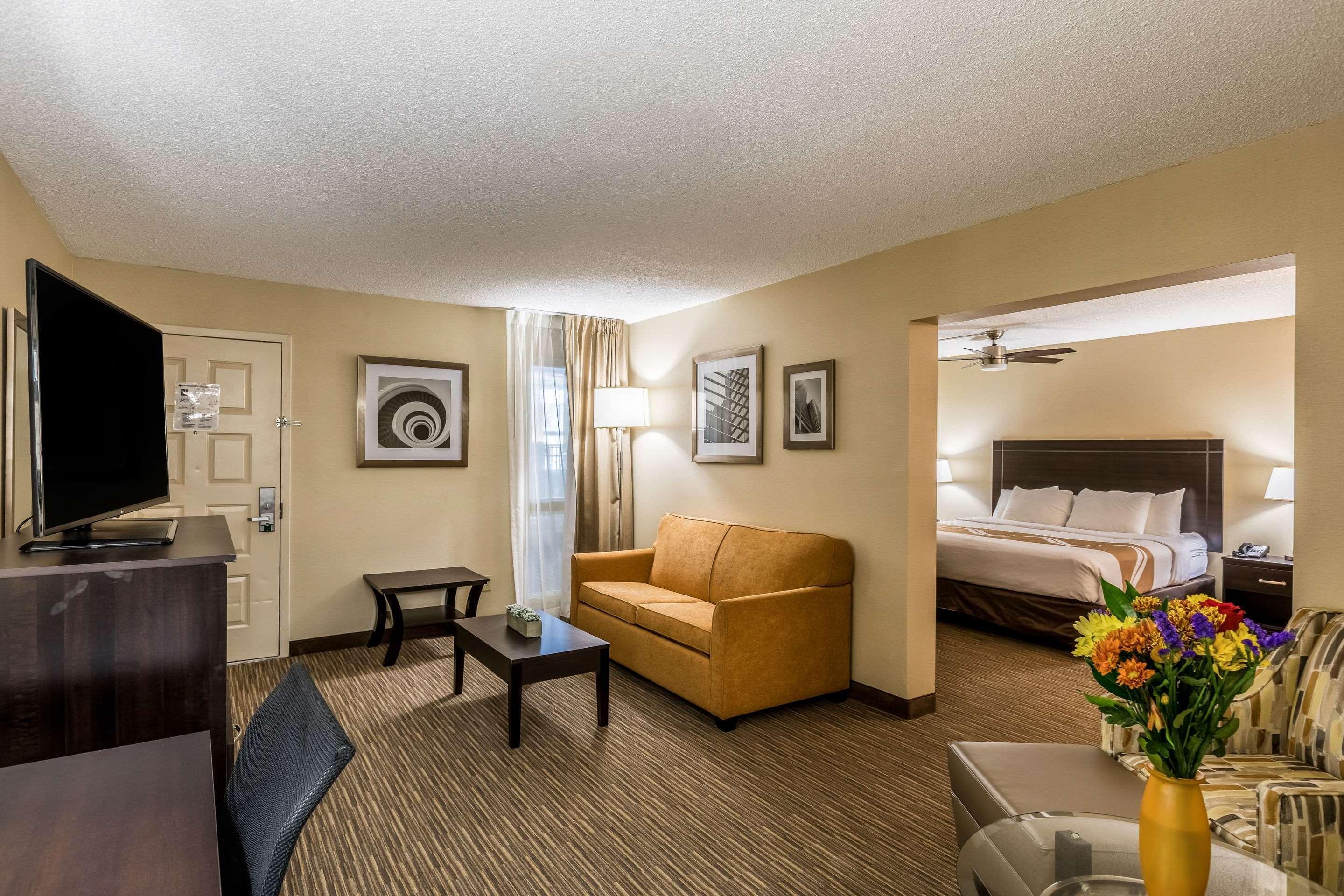 Quality Inn University Lansing Buitenkant foto