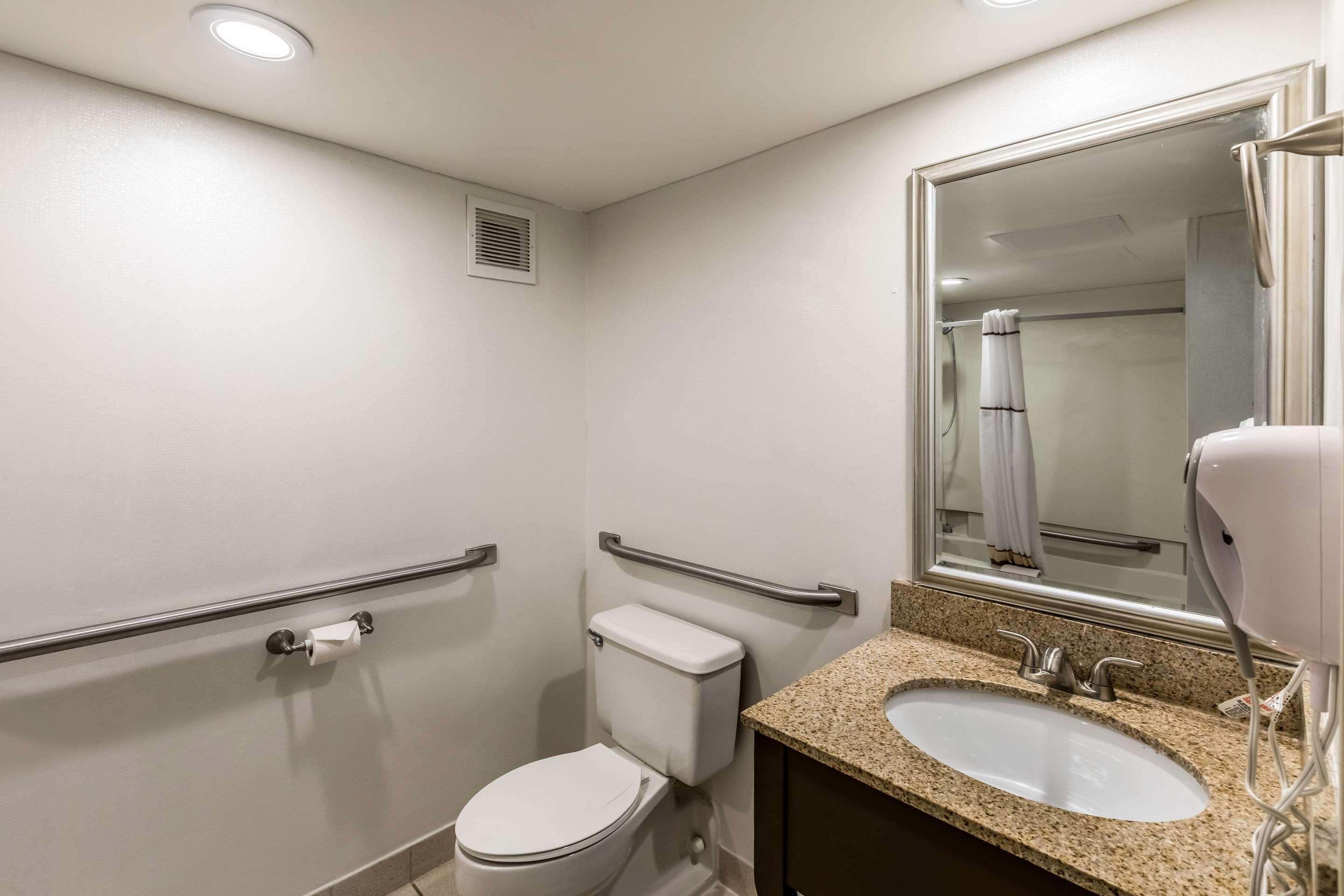 Quality Inn University Lansing Buitenkant foto