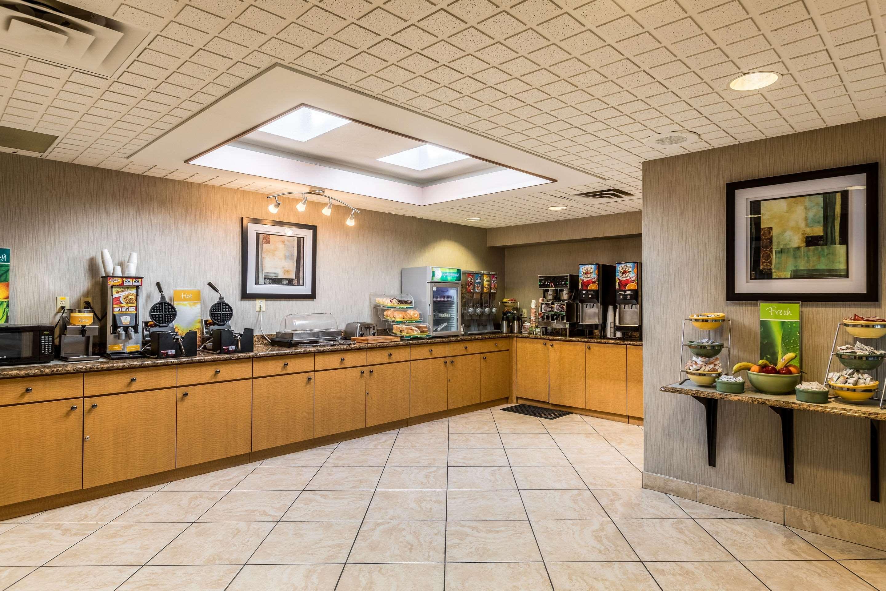 Quality Inn University Lansing Buitenkant foto