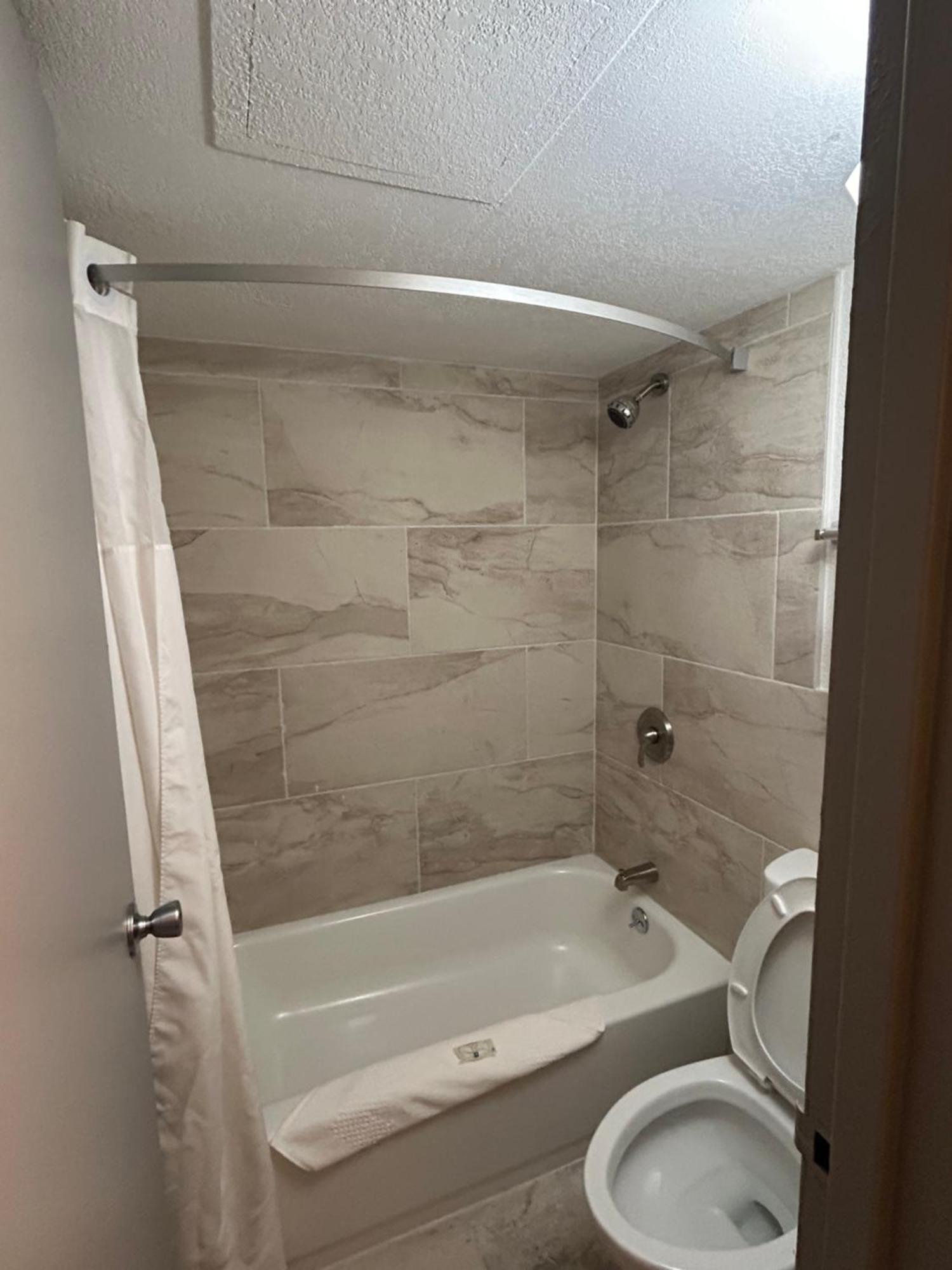 Quality Inn University Lansing Buitenkant foto