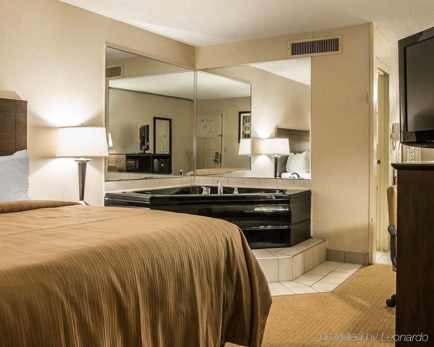 Quality Inn University Lansing Buitenkant foto