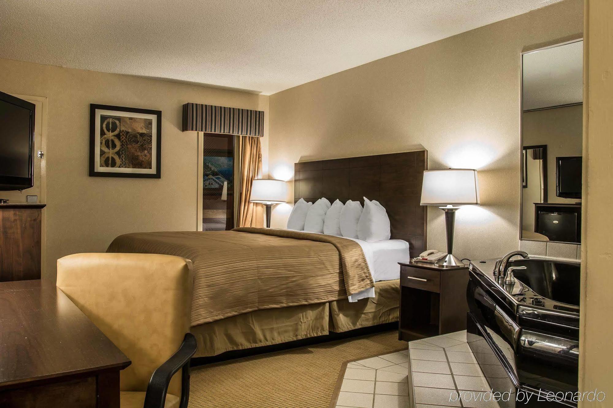 Quality Inn University Lansing Buitenkant foto