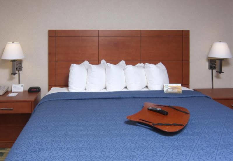 Quality Inn University Lansing Buitenkant foto