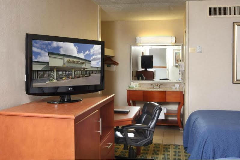 Quality Inn University Lansing Buitenkant foto