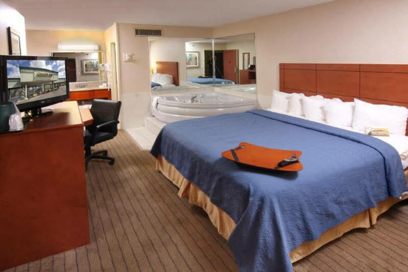 Quality Inn University Lansing Buitenkant foto