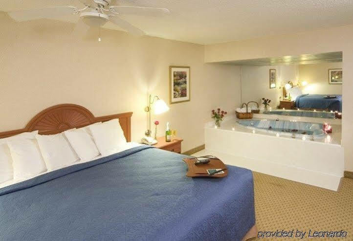Quality Inn University Lansing Buitenkant foto